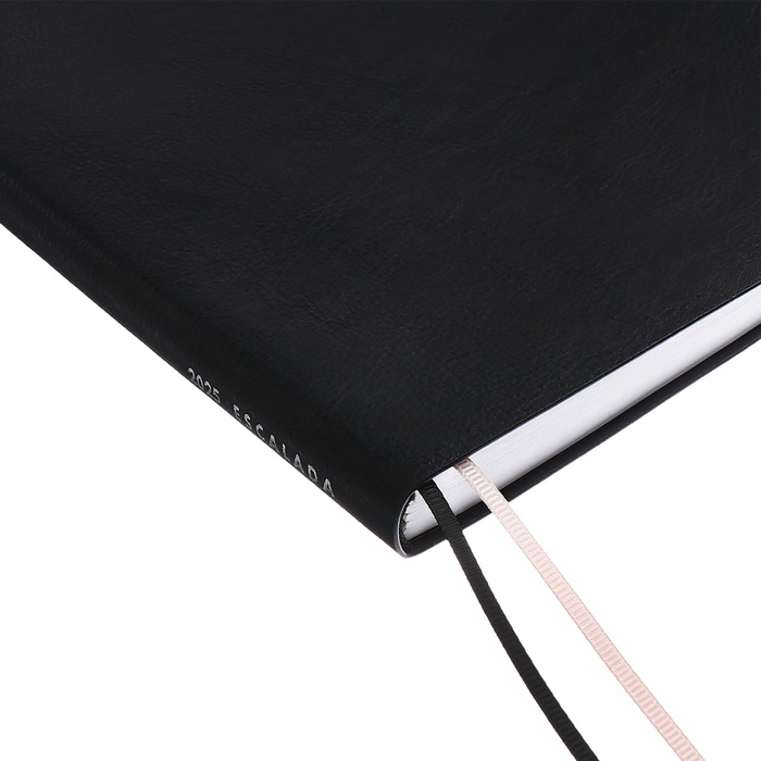 ezhednevnik-datir-2025g-a4-120l-escalada-mjag-obl-isk-kozha-tisn-f-ljas-bl-80gm2chjornyj-10548889-2 Ежедневник датир 2025г А4 120л ESCALADA, мяг обл, иск кожа, тисн ф, ляс, бл 80г/м2,чёрный — изображение 3