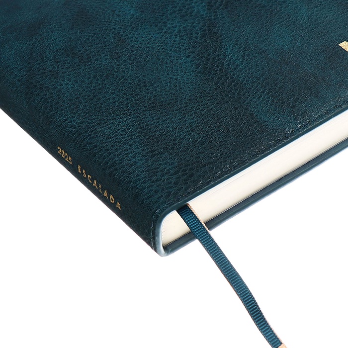 ezhednevnik-datir-2025g-a5-176l-escalada-int-obl-isk-kozha-tis-fljaskr-bl-80gm2zeljonyj-10548895-3 Ежедневник датир 2025г А5+ 176л ESCALADA, инт обл, иск кожа, тис ф,ляс,кр бл 80г/м2,зелёный — изображение 4