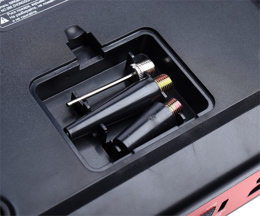 gte-p150-4 GTE-P150 - Устройство пусковое 5-19V 450А 12000мА/ч (power bank) с компрессором GTE - 
Емкость: 12000мАч USB 5В/2А, 5В/1А
Прикуриватель: 16В/10А
Компрессор: 10 Бар
Вход: 5В/2.4А
Выход: 16В/3.5А, 19В/3.5А
Пусковой ток: 450 А
Особенности:
Датч — изображение 5