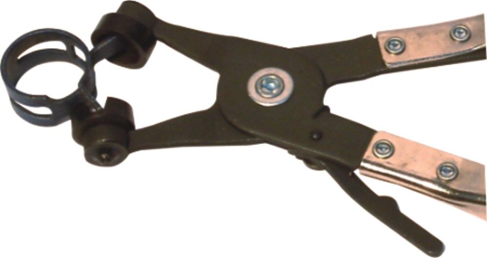 jtc-1027-2 JTC-1027 - Съемник хомутов с фиксатором (клещи) JTC - Съемник 
 
 
Предназначен для снятия хомутов.  
Оснащен ручным фиксатором положения, что позволяет держать клещи открытыми. 
Удобны для снятия нижнего патрубка радиатора.  
Подходит для большин — изображение 3