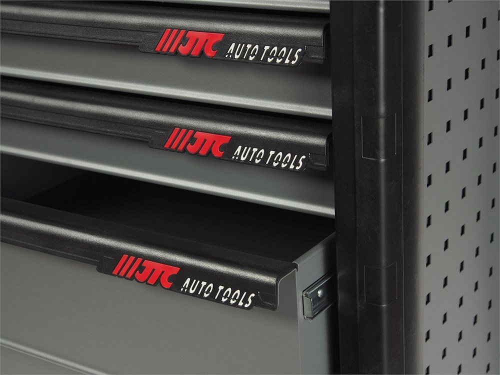 jtc-5021c-2 JTC-5021C - Тележка инструментальная 7 секций серая JTC - 
Размеры ящика: 568x378x75 мм (154 мм два нижних).
Оборудована большой прочной пластиковой ручкой.
Перфорированные боковые стенки с квадратными отверстиями предоставляют возможность разместить д — изображение 3
