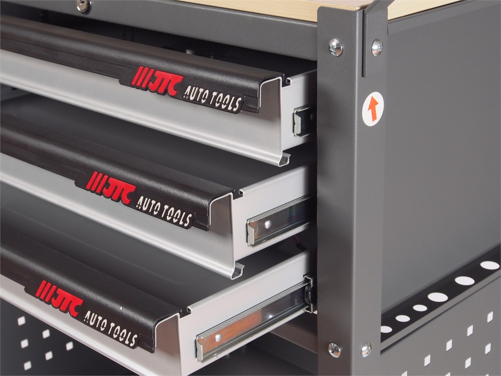 jtc-5516-3 JTC-5516 - Тележка инструментальная 3 секции серая с открытым отсеком JTC - 
Размеры ящика: 568x398x75 мм.
Компактная ручка способствует удобному перемещению во время работы.
Рабочая поверхность выполнена из МДФ, толщиной в 16 мм.
Роликовые направляющ — изображение 4