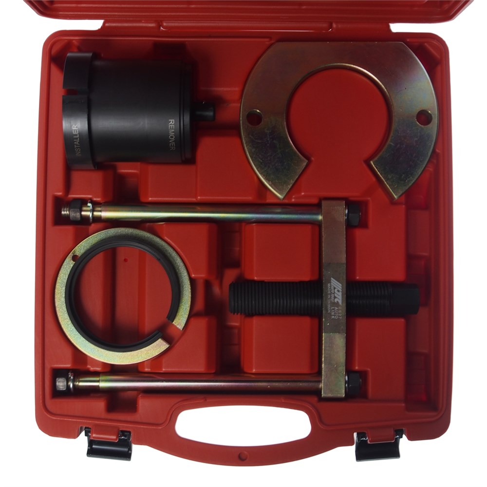 jtc-6627-1 JTC-6627 - Набор инструментов для демонтажа/монтажа сайлентблоков рычага заднего продольного (VOLVO FORD) JTC - 
Инструмент предназначен для снятия и установки сайлентблоков заднего продольного рычага, без его демонтажа.
Специальная форма опорного кольца — изображение 2