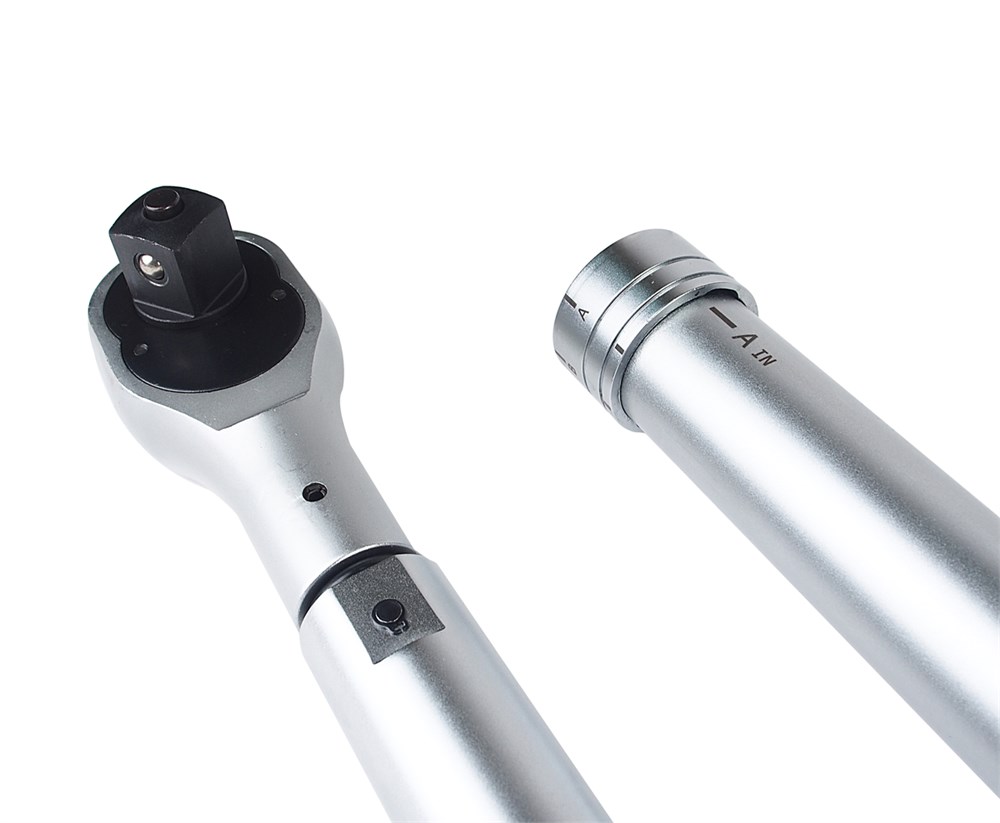 jtc-7668-2 JTC-7668 - Ключ динамометрический 1" 400-2000Нм JTC - 
Точность ±4% допуска от установленных параметров (согласно стандарту В107.14М. от 20% до 100% диапазона работы инструмента).
Диапазон измерений: 300-2000 Н·м.
Легкая удобная рукоятка — изображение 3