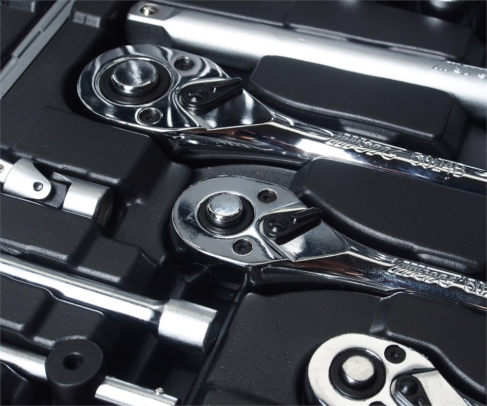 jtc-h216c-b72-3 JTC-H216C-B72 - Набор инструментов 216 предметов слесарно-монтажный 1/4",3/8",1/2" 6-ти гранных в кейсе JTC - Комплектация:
1/4"
6-гранные головки (13 предметов): 4, 4.5, 5, 5.5, 6, 7, 8, 9, 10, 11, 12, 13, 14 мм
6-гранные глубокие головки (7 пре — изображение 4