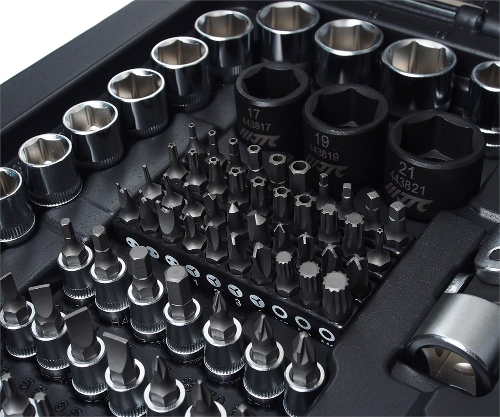 jtc-h216c-b72-4 JTC-H216C-B72 - Набор инструментов 216 предметов слесарно-монтажный 1/4",3/8",1/2" 6-ти гранных в кейсе JTC - Комплектация:
1/4"
6-гранные головки (13 предметов): 4, 4.5, 5, 5.5, 6, 7, 8, 9, 10, 11, 12, 13, 14 мм
6-гранные глубокие головки (7 пре — изображение 5