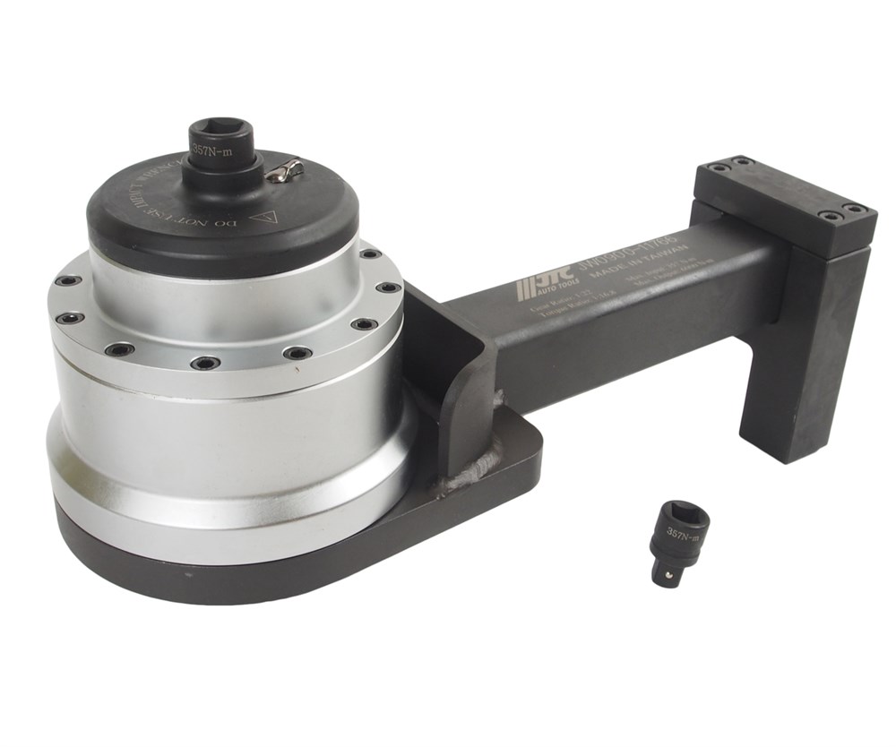 JTC-JW0900-11766 - Мультипликатор 1/2&quot;F x 1 1/2&quot;M для усиления крутящего момента до 6000Нм JTC - 
Прецизионное устройство для достижения высоких крутящих моментов, кратно передаточному отношению.
Предназначен для ручной работы с резьбовыми соединениями.