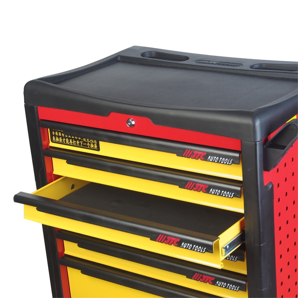 jtc-s1638-3 JTC-S1638 - Тележка инструментальная 7 секции JTC - 
Толщина стали 1,0 мм для корпуса и 0,8 мм для ящиков.
Утопленные и перфорированные боковые панели; РЕ шишки.
Направляющие ящика на шарикоподшипниках 45 мм.
Функция автоматического возврата.
Функция MIS — изображение 4