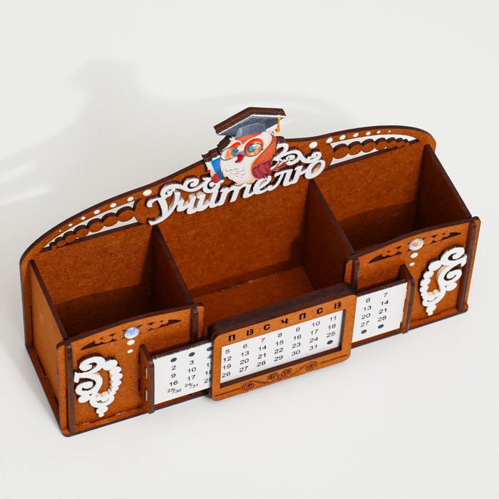 kalendar-karandashnica-ampquotuchiteljuampquot-s-sovoj-mdf-dub-22h7h14-sm-9082524-2 Календарь-карандашница "Учителю" с совой, мдф, дуб, 22х7х14 см — изображение 3