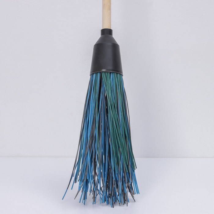 metla-polipropilenovaja-nabornaja-s-cherenkom-4-kolca-cvet-miks-1405225-2 Метла полипропиленовая, наборная, с черенком, 4 кольца, цвет МИКС — изображение 3