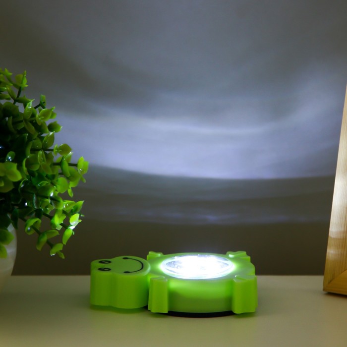 nochnik-pushlajt-ampquotljagushkaampquot-3hled-3aaa-zelenyj-7h2h9sm-risalux-9430797-3 Ночник-пушлайт "Лягушка" 3хLED 3ААА зеленый 7х2х9см RISALUX — изображение 4
